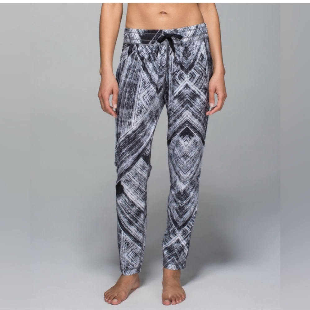 Lululemon Namaskar Featherweight Drawstring Black… - image 2